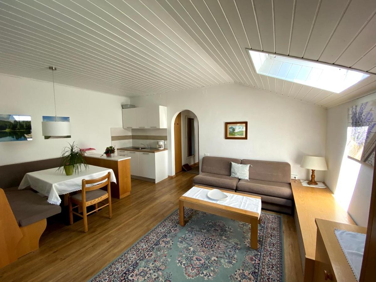 Hirschenhof Apartment ไลเวส ภายนอก รูปภาพ