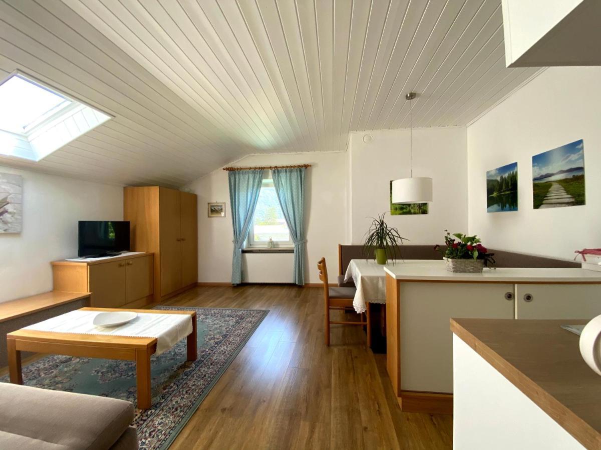 Hirschenhof Apartment ไลเวส ภายนอก รูปภาพ