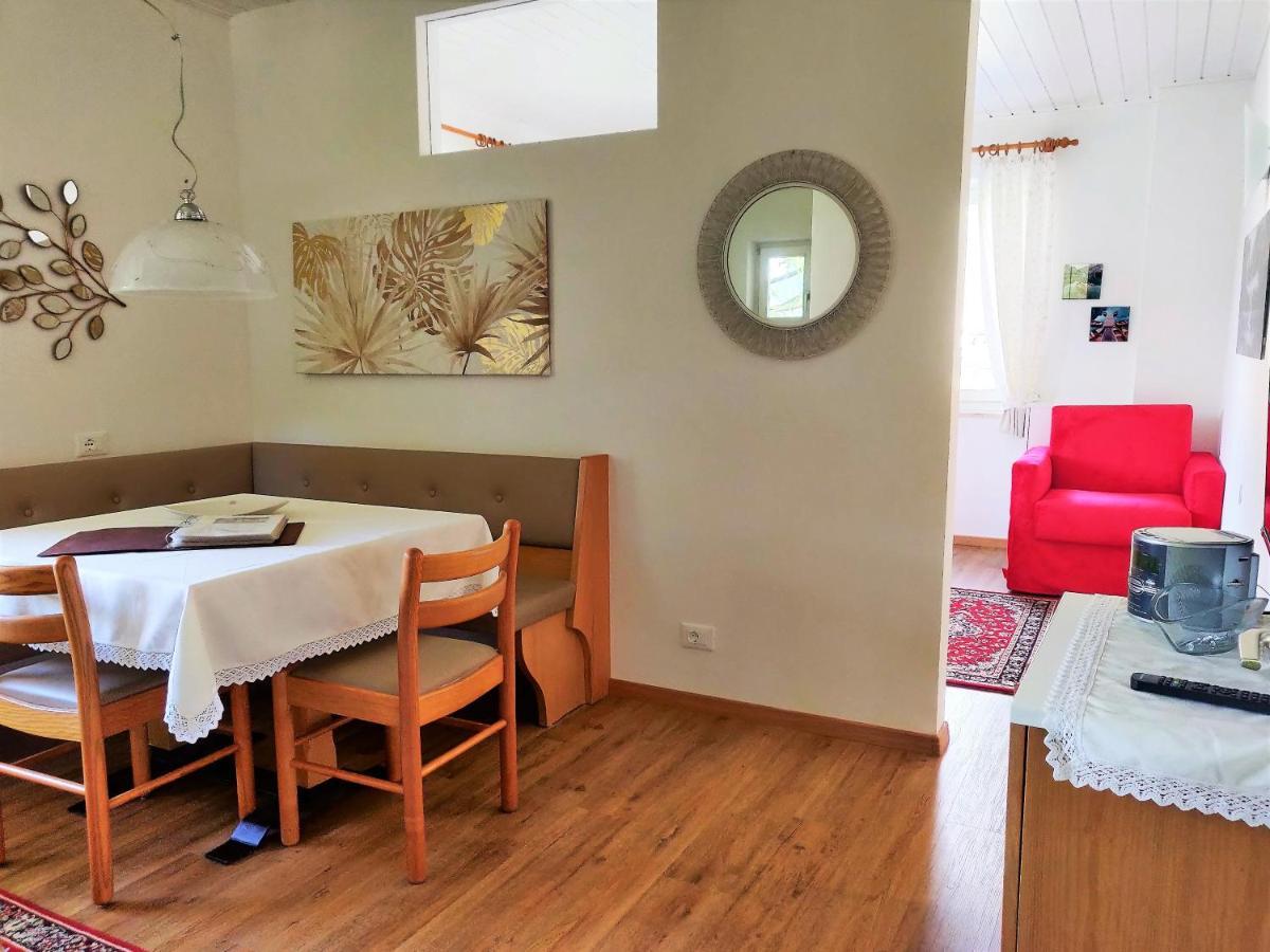 Hirschenhof Apartment ไลเวส ภายนอก รูปภาพ